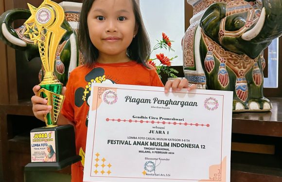 GENDHIS – JUARA 1 – LOMBA FOTO CASUAL MUSLIM