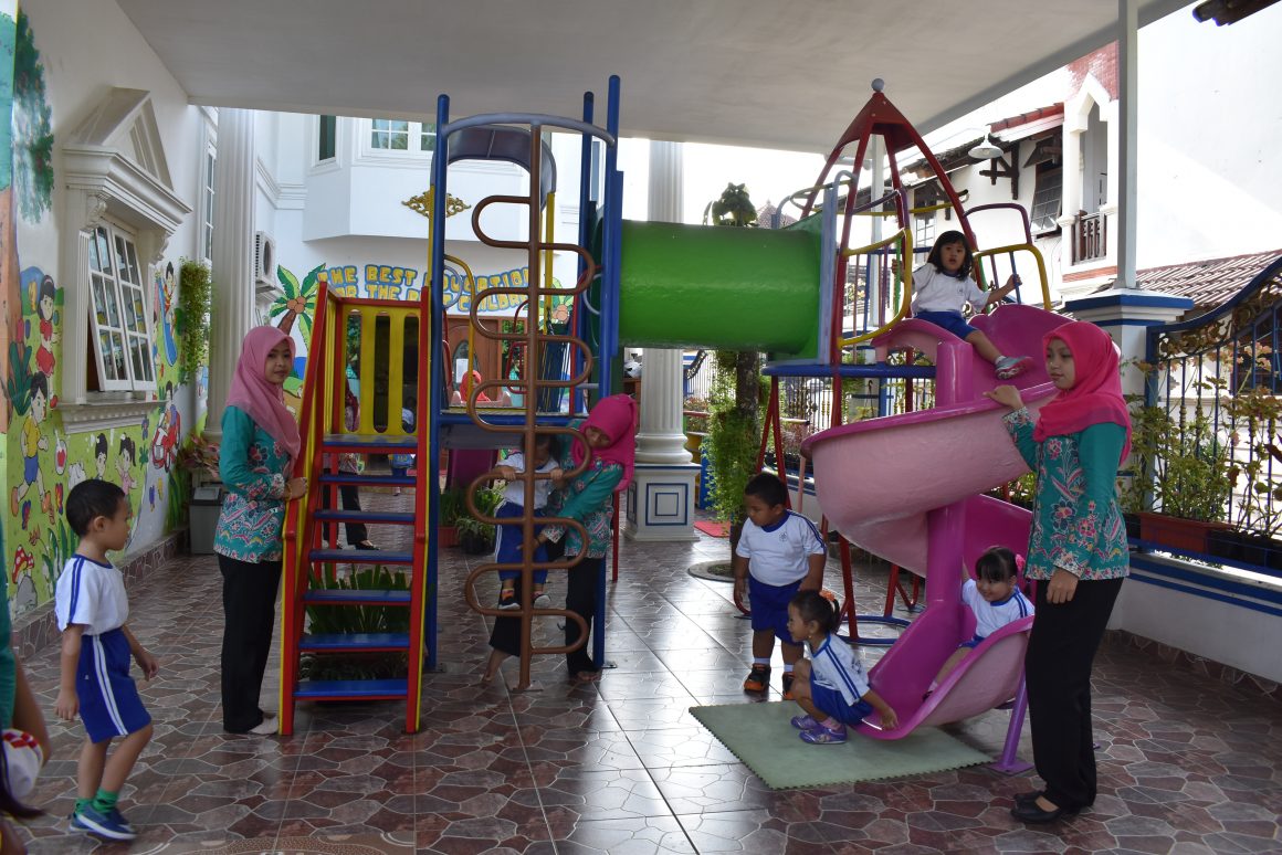 OUTDOOR PLAYGROUND KB