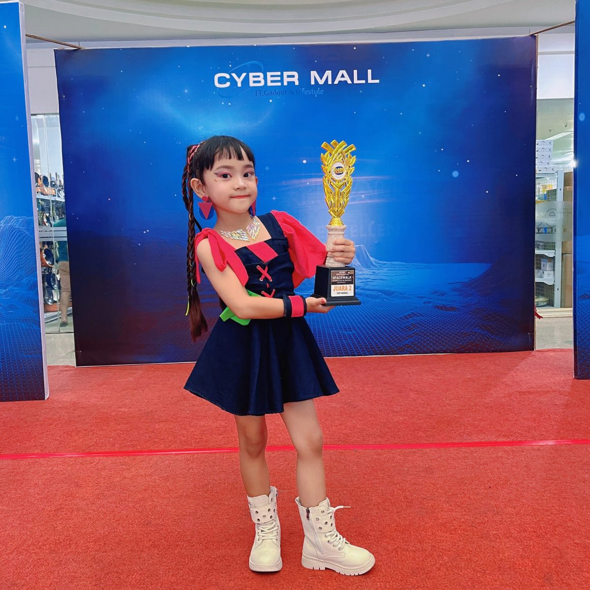 VANYA – JUARA 2 – LOMBA FASHION SHOW VANYA – JUARA 2 – LOMBA FASHION SHOW